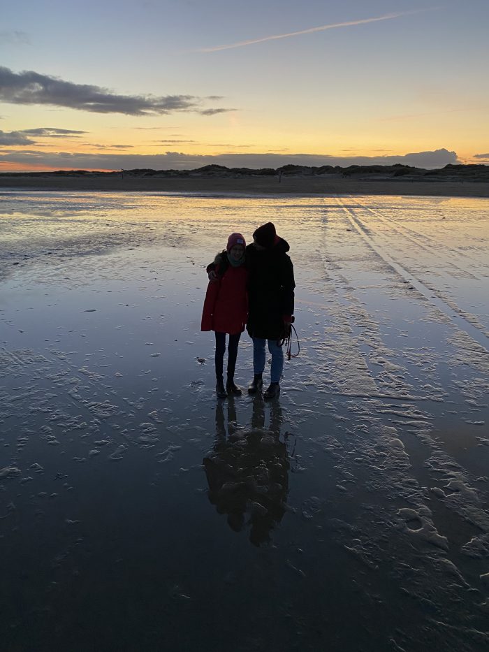 Zwei Frauen zum Sonnenaufgang am Strand in Sankt Peter Ording