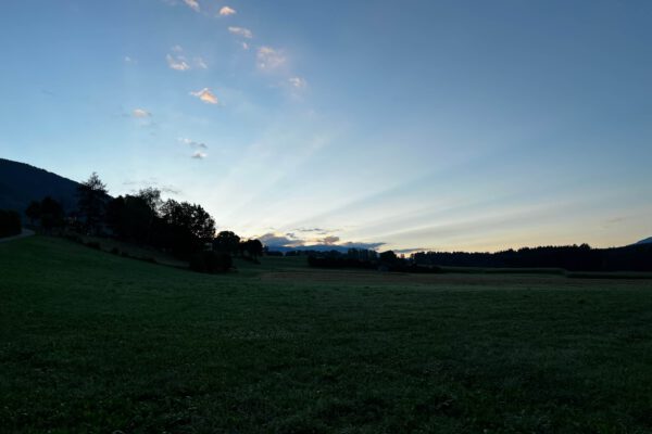 Die Sonne geht auf. Die Energie der Sonne gilt es zu nutzen um in Zukunft eine bessere und entspanntere Welt zu haben.