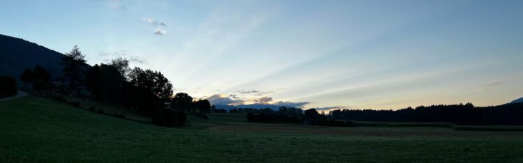 Die Sonne geht auf. Die Energie der Sonne gilt es zu nutzen um in Zukunft eine bessere und entspanntere Welt zu haben.