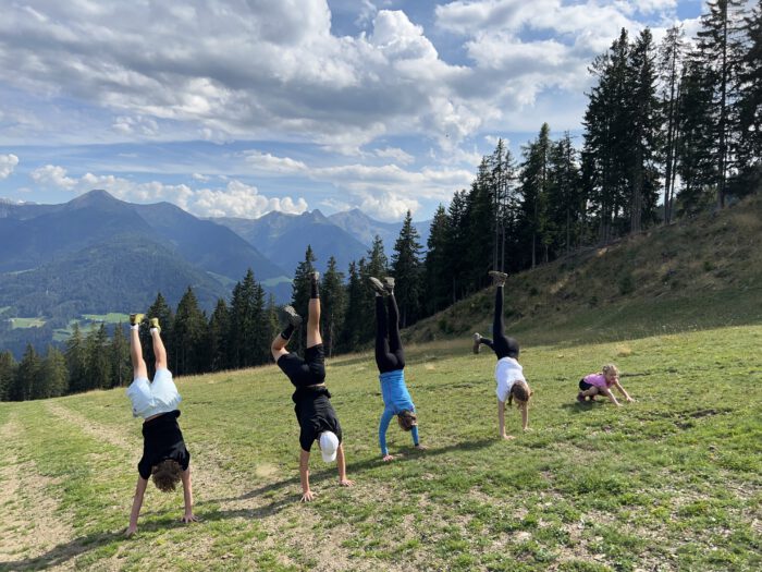 Die ganze Familie in Bewegung denn Training ist Gesundheit. Handstand am Berg in Südtirol.