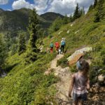 Wanderer auf einem Wanderweg in den Alpen in Südtirol