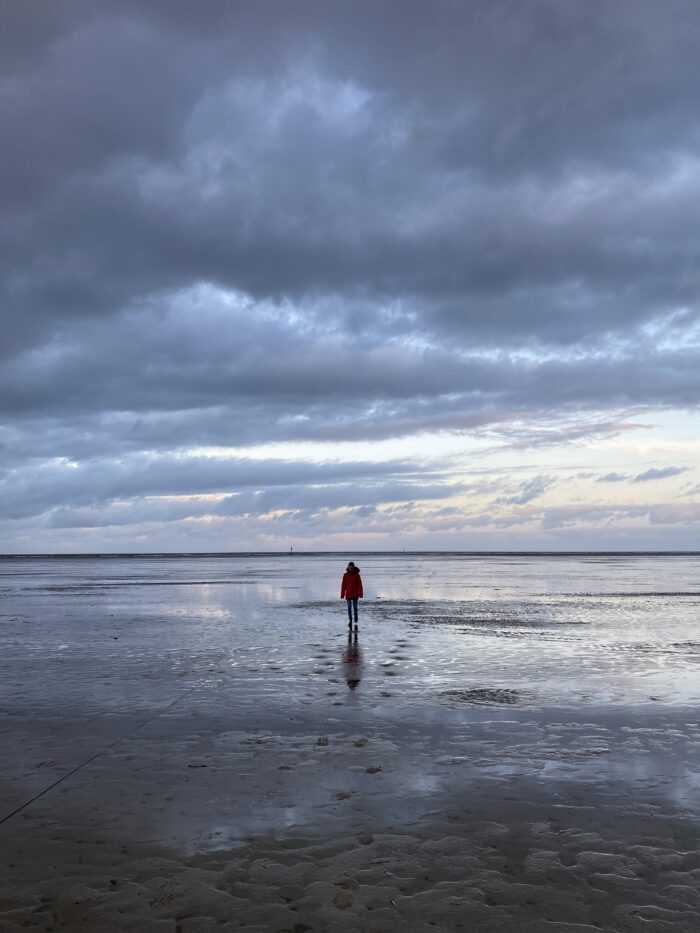 Alleine im Wattenmeer spazieren zu gehen ist auch ein guter Schritt in Richtung mehr Glück!